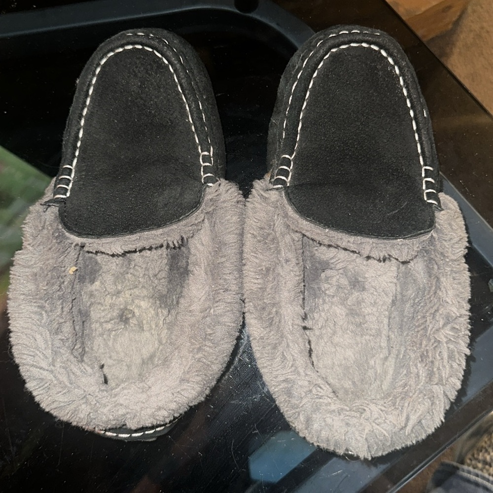Gently worn. Lamo Black and Gray Moccasin Slippers Size 8 - Picture 2 of 7